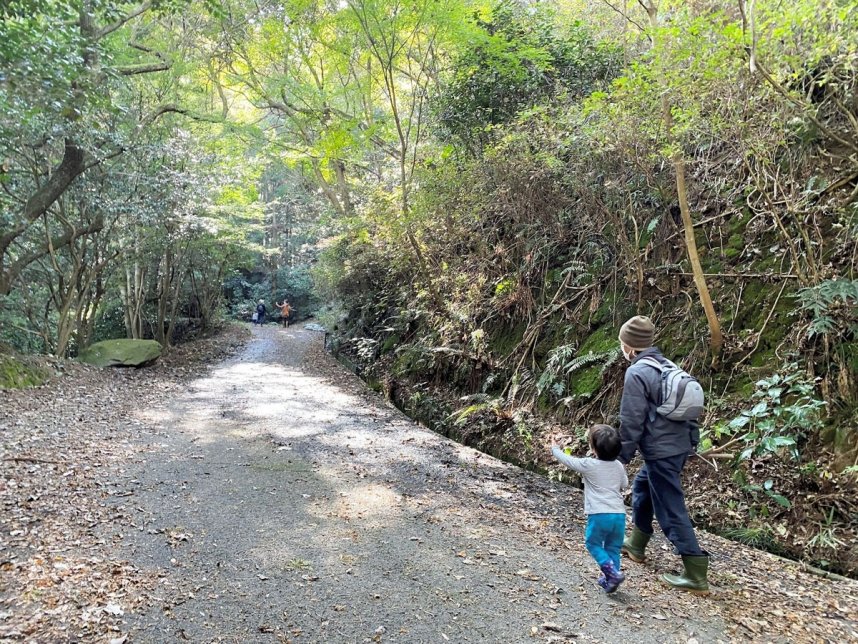 舗装道を歩く「ころころコース」は親子連れらにお薦め＝香川県高松市西植田町、ドングリランド