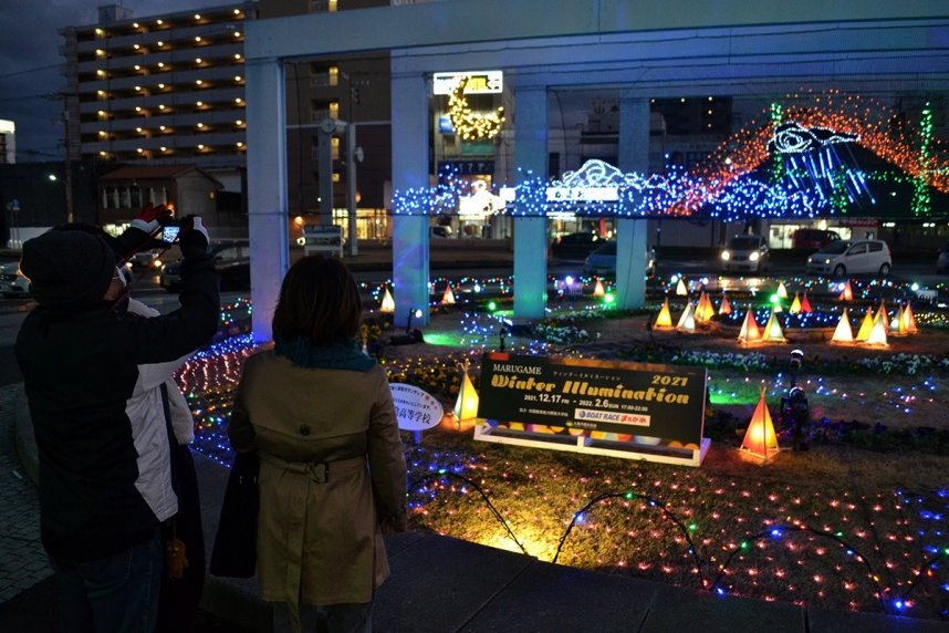 ＪＲ丸亀駅前の広場を彩るイルミネーション＝香川県丸亀市浜町