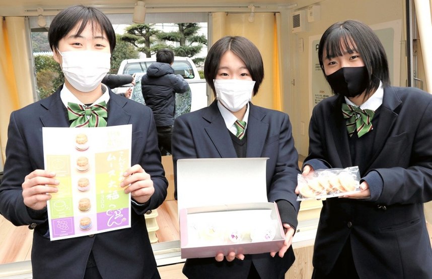 開発した（左から）宮本さん、長尾さん、黒川さん＝香川県仲多度郡琴平町、琴平高