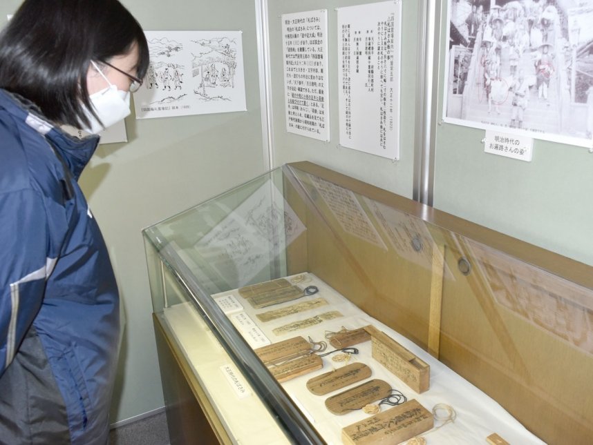 札ばさみの変遷について理解を深められる企画展＝香川県さぬき市前山、おへんろ交流サロン