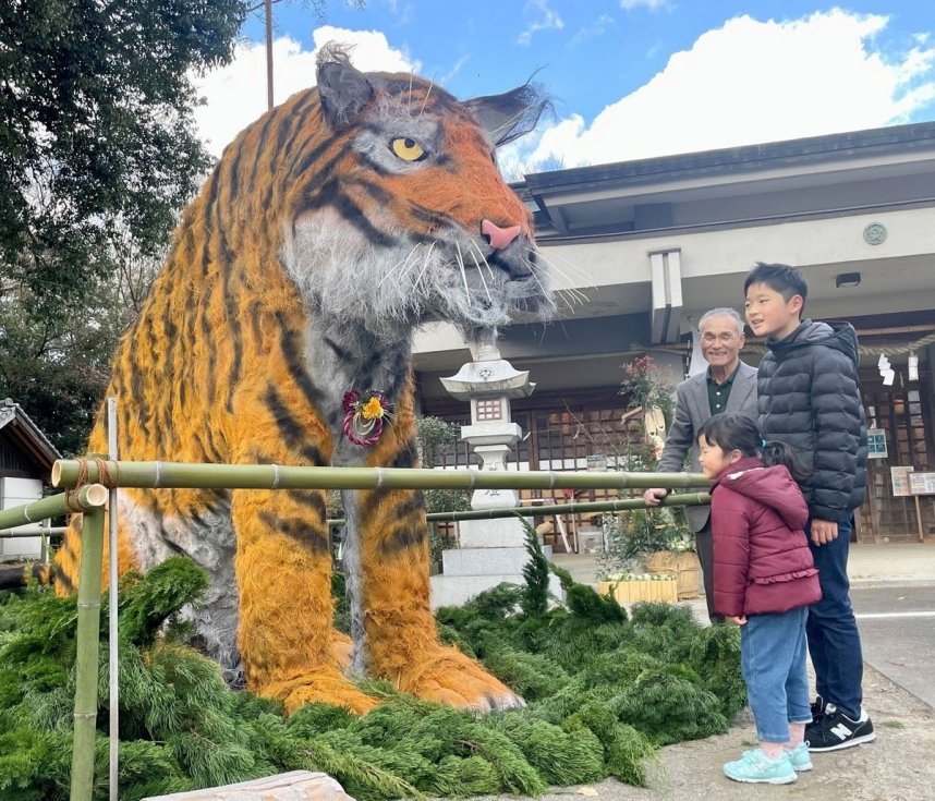 境内にお目見えしたトラの巨大オブジェ＝香川県まんのう町吉野、大宮神社