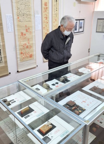 薬師院に伝わる印章などを紹介する企画展＝香川県高松市塩江町、塩江町歴史資料館