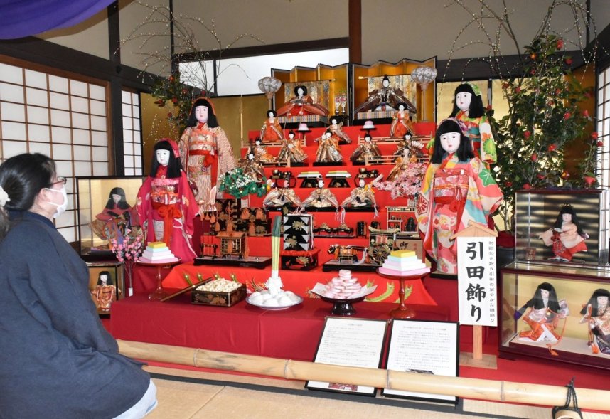 屋敷を華やかに彩るひな飾り＝香川県東かがわ市引田、讃州井筒屋敷