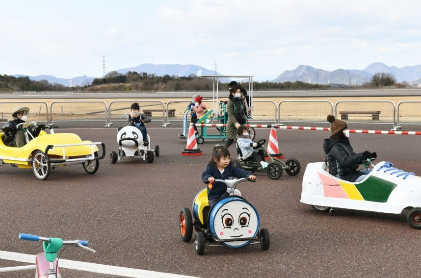 子どもたちでにぎわうサイクル広場。マウンテンバイクルート、サイクルルートともに、ここにあるサイクルセンターが発着点となる（有料）