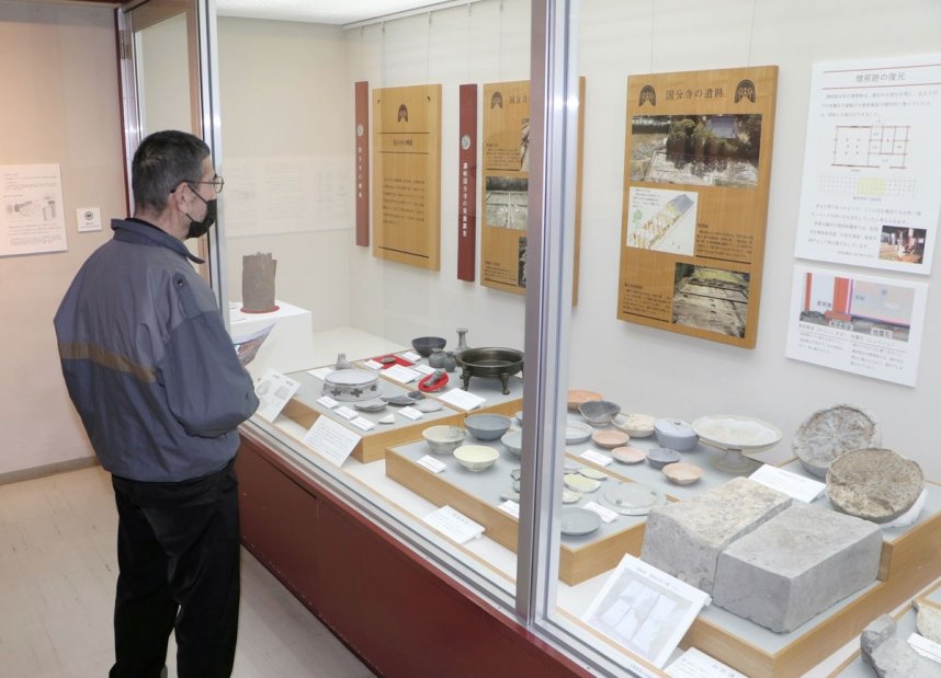 貴重な出土品に見入る来館者＝香川県高松市国分寺町、市讃岐国分寺跡資料館