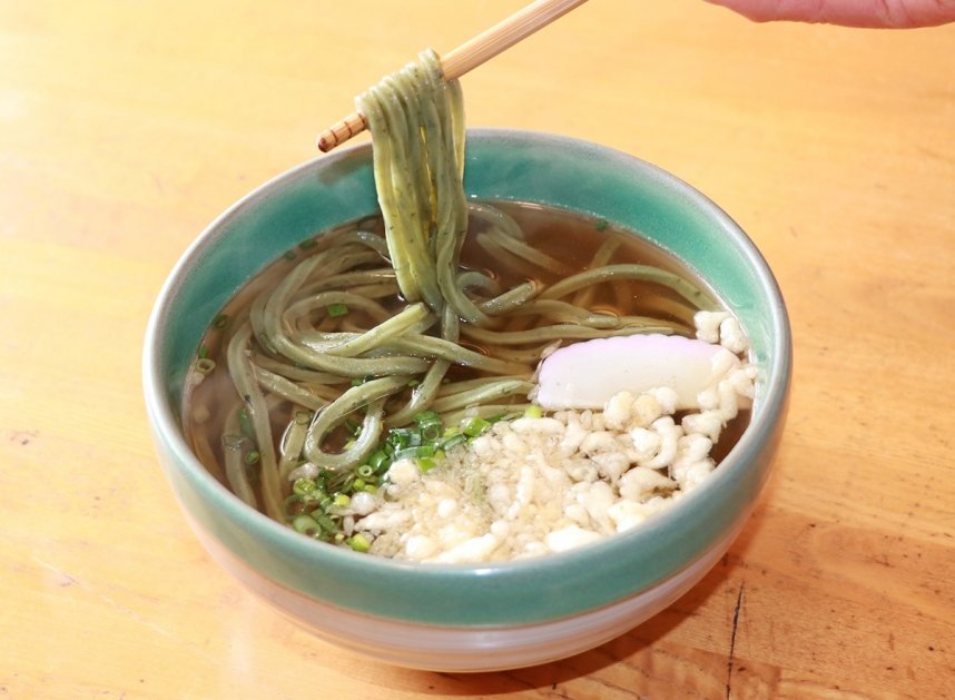 ワカメを練り込んだ「緑色」の麺