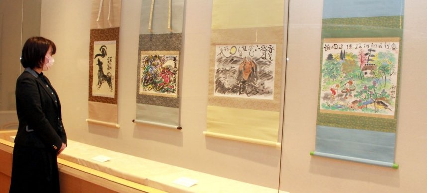 俳人の詩文を記した絵画が並ぶ展示会場＝香川県善通寺市大麻町、灸まん美術館