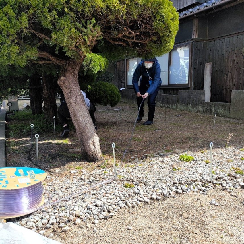 「立入禁止」エリアにロープを張る土井健史さん＝香川県土庄町