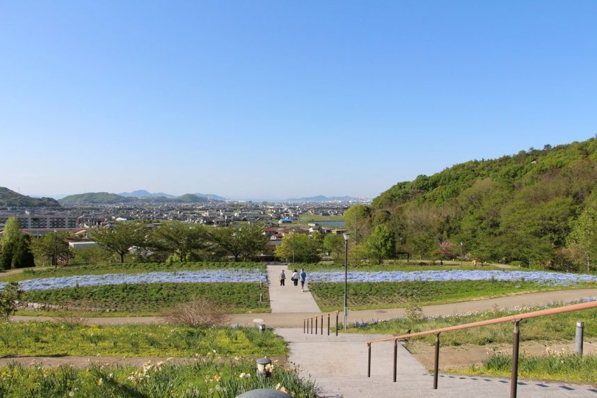 花見台は公園中央部を見渡せ、善通寺市の街並みから瀬戸大橋まで望める