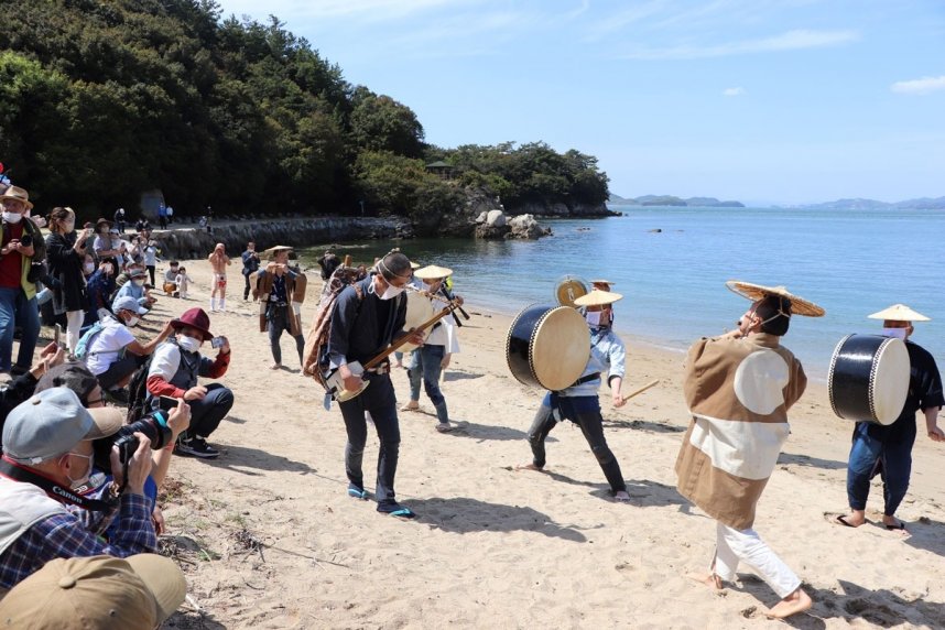 オープニングセレモニーでパフォーマンスを披露する「切腹ピストルズ」＝香川県坂出市沙弥島