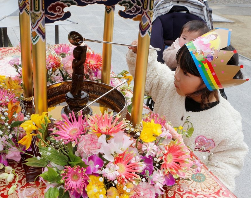 釈迦像の頭上から甘茶をかける子どもら＝香川県善通寺市弘田町、74番札所・甲山寺