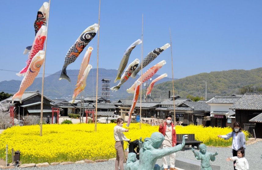 昭和の雰囲気が漂う村内を楽しむ行楽客＝2022年4月9日、香川県小豆島町田浦の二十四の瞳映画村