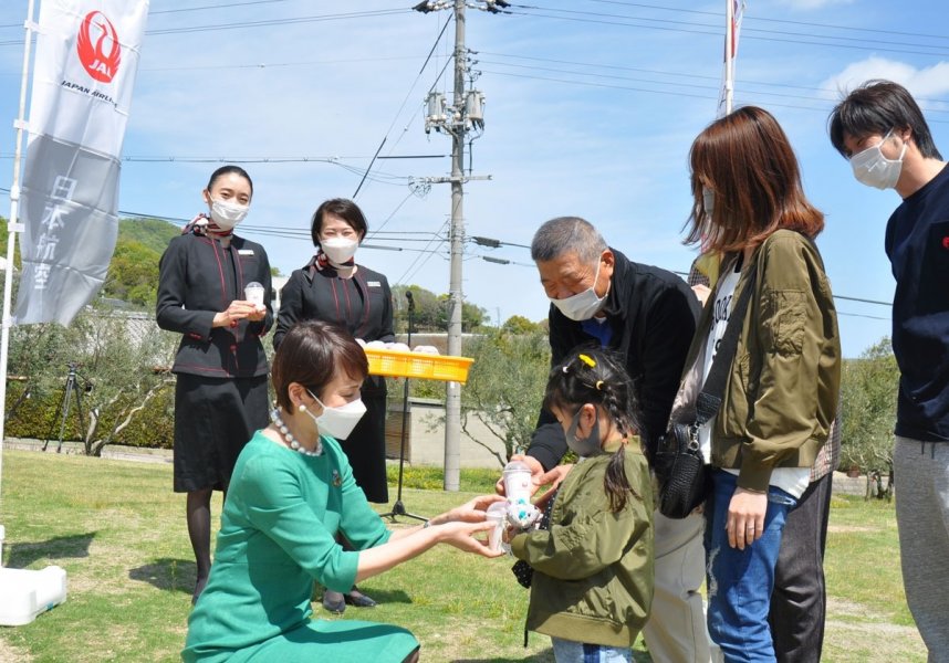 観光客らに小豆島産のイチゴを配るなどした「ＪＡＬ麗らか四国キャンペーン」のオープニングイベント＝香川県小豆島町西村、小豆島オリーブ公園