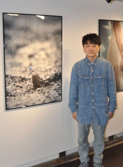 写真と絵画を組み合わせ平和を訴える作品を出品したデジタルグラフィックデザイナーのＦＵＭＥＥさん＝香川県小豆島町田浦、二十四の瞳映画村