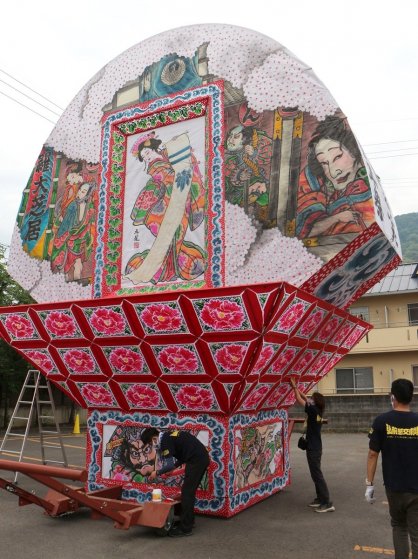 弘前から到着した巨大ねぷた＝香川県琴平町、ことひら温泉琴参閣