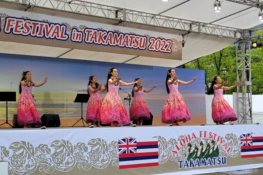 しなやかな踊りを披露するアロハフェスティバルの出演者＝香川県高松市番町、市中央公園