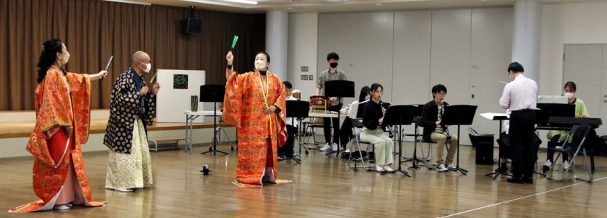 四国民話オペラ「二人奥方」の再演に向け、練習に励むプロの歌い手（左側）と演奏する香川大生ら＝４月２８日、香川県高松市幸町の同大キャンパス