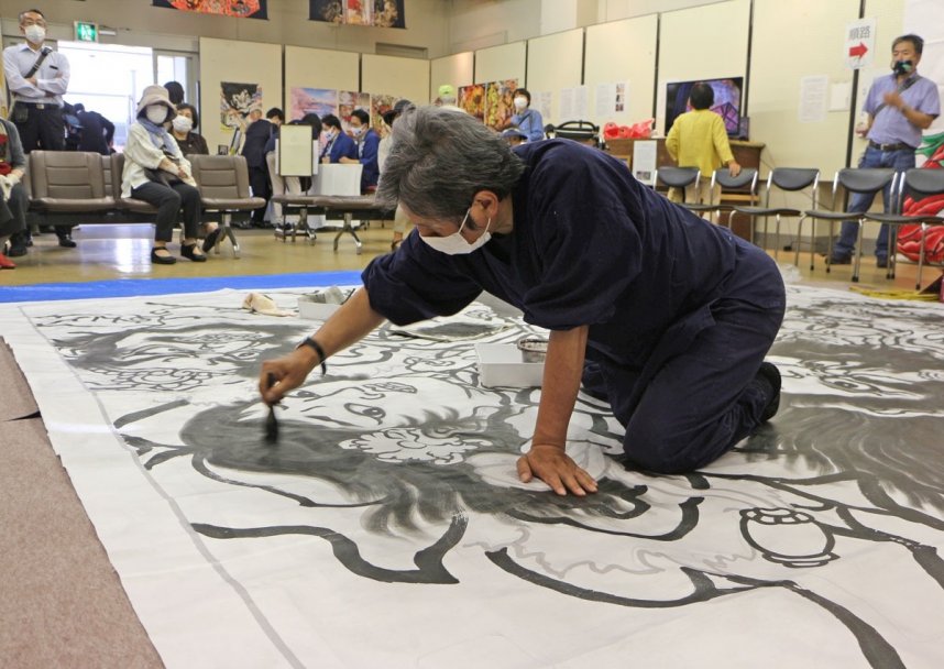 ダイナミックにねぷた絵を仕上げていく三浦さん＝香川県仲多度郡琴平町、ＡＣＴことひら