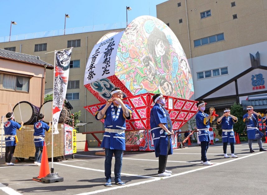 太鼓や笛の演奏を披露する弘前市七夕会のメンバー＝香川県仲多度郡琴平町、ことひら温泉琴参閣