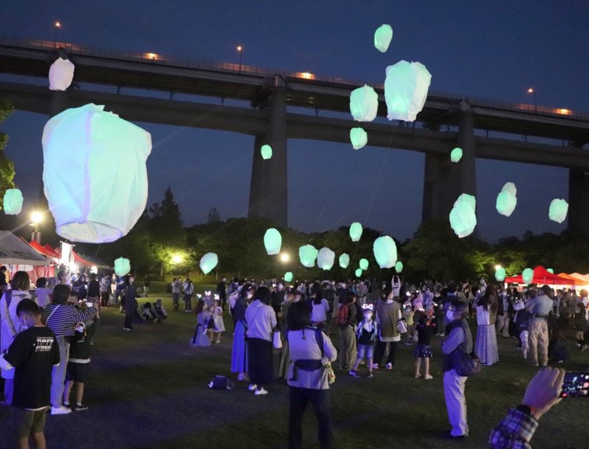 希望ある未来を願い、夜空に浮かべるランタン＝香川県坂出市番の州緑町、瀬戸大橋記念公園
