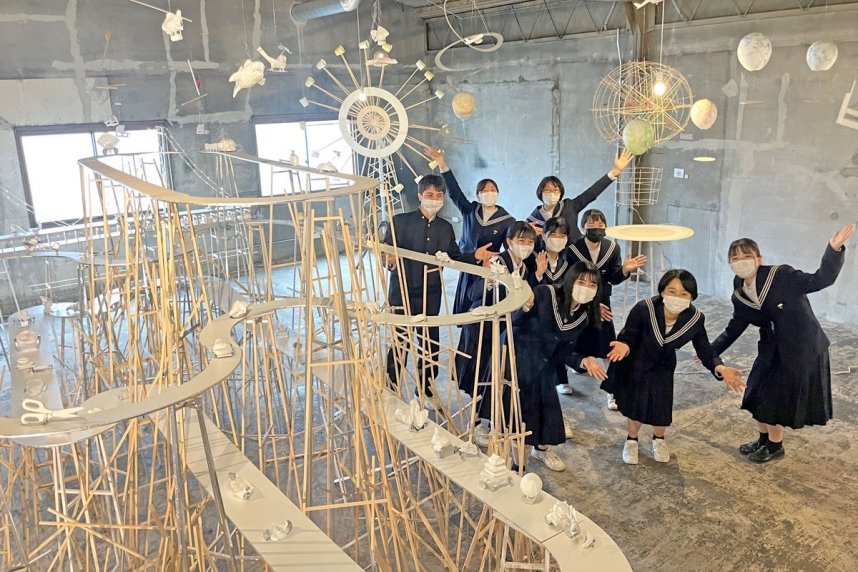 遊園地をテーマにした作品を展示し、来場を呼びかける生徒＝香川県高松市花園町