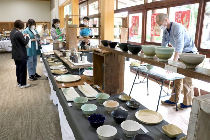 個性豊かな陶芸作品に見入る来場者＝香川県高松市栗林町、栗林公園商工奨励館