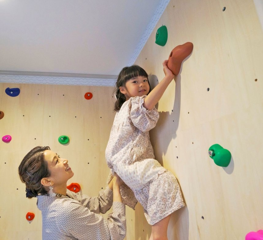 子ども連れ家族向け客室のボルダリングが楽しめる壁＝香川県高松市木太町、高松国際ホテル