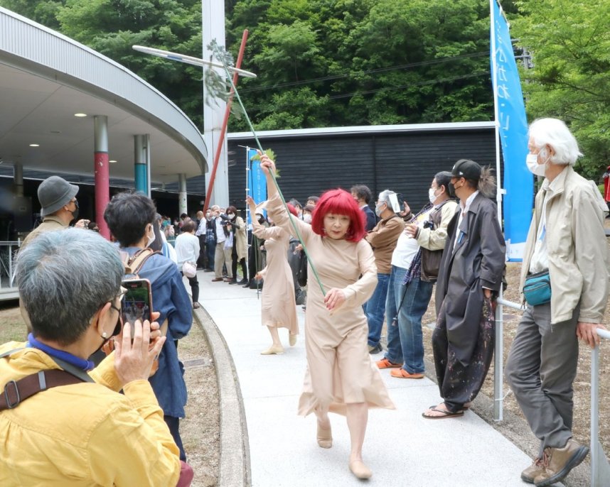 独創的なパフォーマンスで芸術祭の開幕を告げるダンサー＝香川県高松市塩江町、市塩江美術館