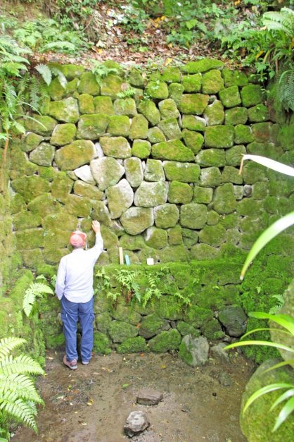 １年中冷たい風が吹き出す「風穴」。一帯の温度は１０度だった＝香川県三豊市仁尾町