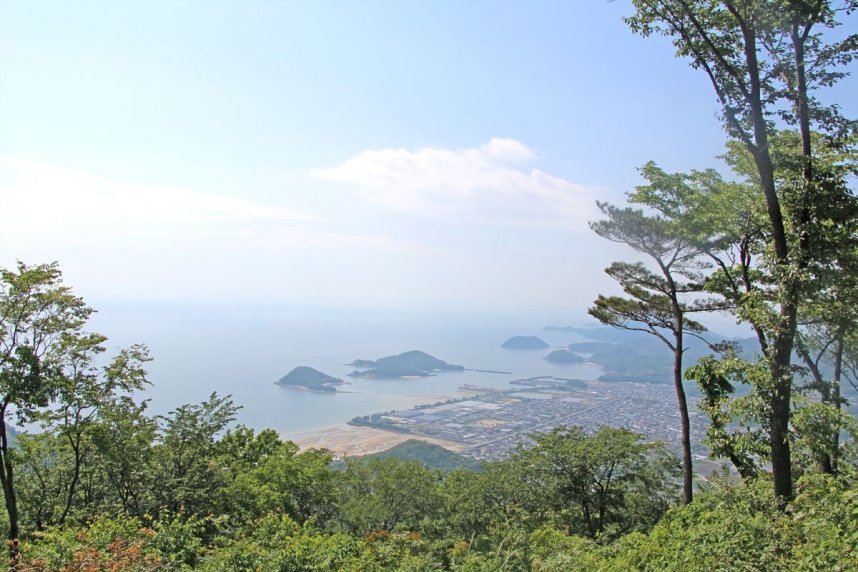 瀬戸内海や仁尾の美しい町並みが一望できる山頂