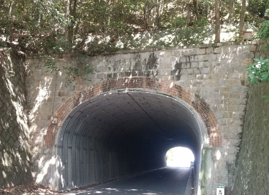 現在も善通寺市の市道として利用されている琴平参宮電鉄の「岩崎隧道」＝善通寺市大麻町（資料）