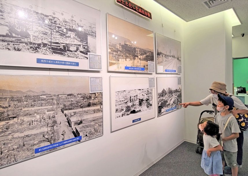 戦争の悲惨さを伝える「高松空襲展」＝香川県高松市松島町、市平和記念館