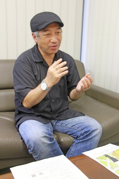 「ありのままの日常を伝えたい」と語る八十川監督＝香川県高松市中野町、四国新聞社