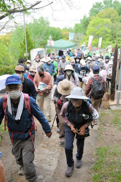 飯野山の山開き式の後、山頂を目指して出発する登山愛好家ら＝４月２２日、丸亀市飯野町