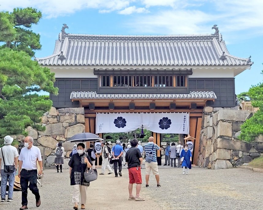 約８０年ぶりに復元され、一般公開が始まった桜御門＝香川県高松市玉藻町、玉藻公園