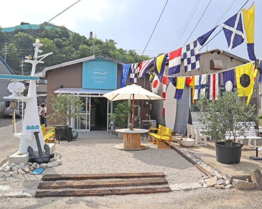 地元有志が古いノリの倉庫を改装してオープンしたFine Port Gallery＝香川県小豆郡土庄町