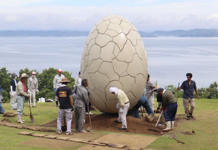 造形作家の三宅さん（右端）と一緒に瀬戸芸作品「はじまりの刻」を設置する地元住民ら＝香川県小豆郡土庄町屋形崎