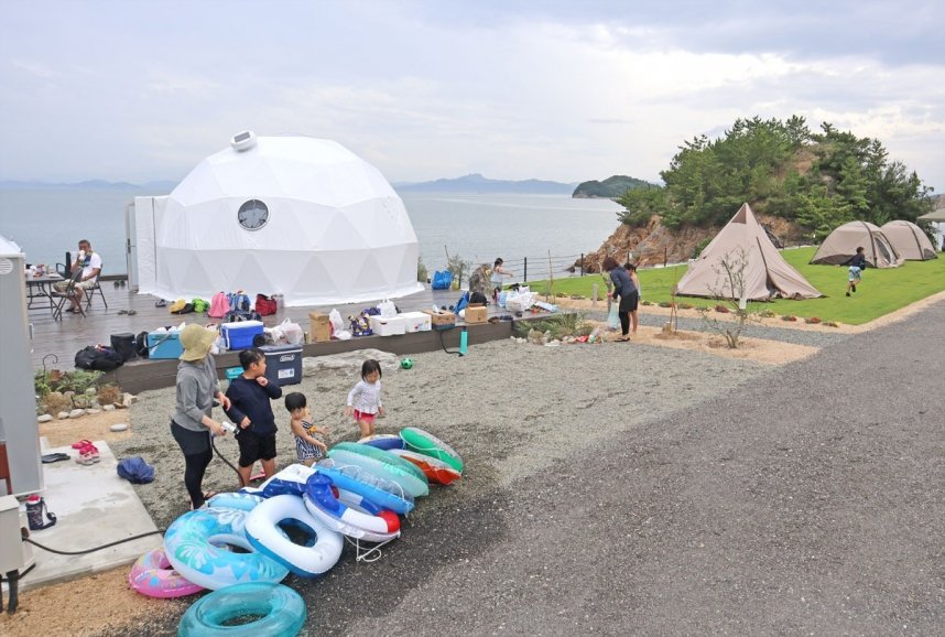 オープンしたばかりのオートキャンプ場を楽しむ家族連れら＝香川県土庄町渕崎