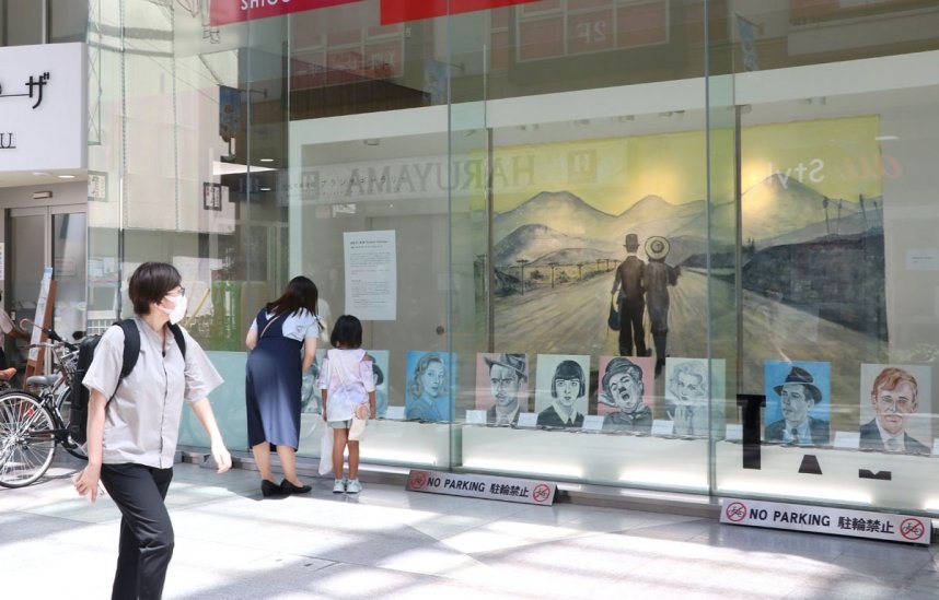 商店街のショーウインドーに展示された映画俳優の絵画作品＝香川県高松市丸亀町