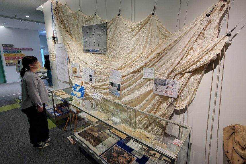 旧陸軍の落下傘部隊が使用したパラシュートなどを紹介している企画展示コーナー＝高松市松島町、市平和記念館