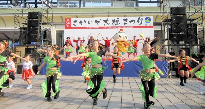 ＪＲ坂出駅前ハナミズキ広場で繰り広げられるステージイベント。ダンスステージやラジオ番組の公開収録などで、さかいで大橋まつりを盛り上げる（資料）