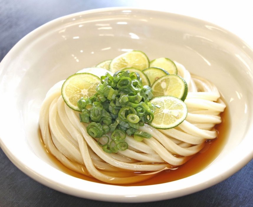 香川県産の青ネギと徳島産のスダチをトッピングした「すだちぶっかけうどん」