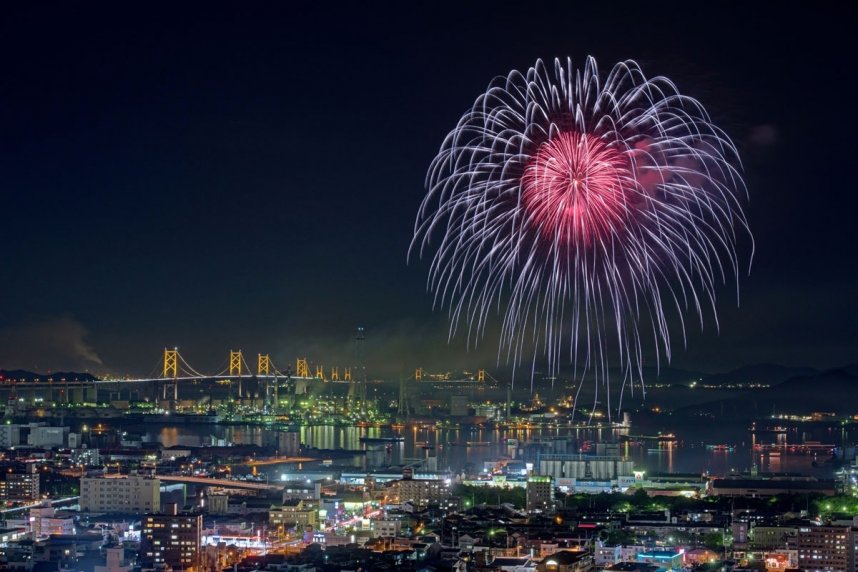 さかいで大橋まつり恒例の「海上花火大会」。県内最大の「尺玉」１０連発など、４千発が坂出の夜空を華やかに彩る（資料）