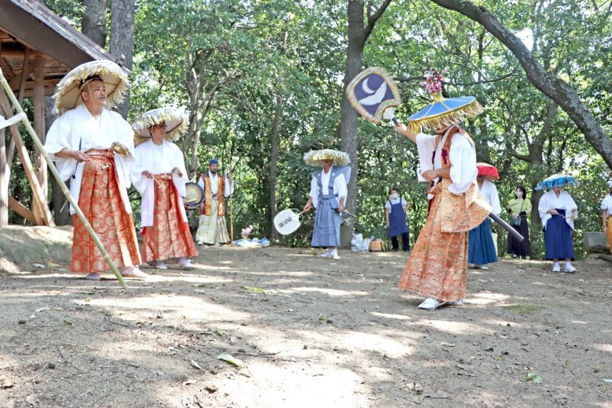 ２５日の“本番”を前に、地域の神社で念仏踊を奉納する山田上組のメンバー＝香川県綾歌郡綾川町山田上、耳飛神社