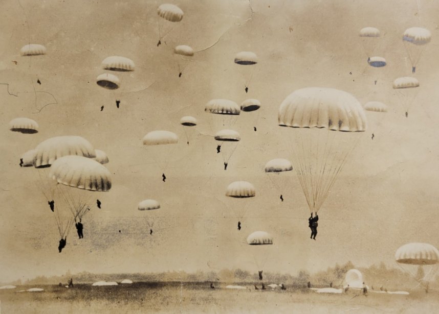 １９４２年７月に栃木県で行われた落下傘部隊の演習の様子。天皇陛下に訓練成果を公開した
