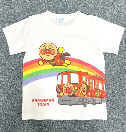 アンパンマン列車をモチーフにしたＴシャツ（©やなせたかし／フレーベル館・ＴＭＳ・ＮＴＶ）