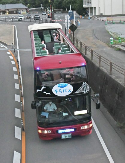 屋島山上を走るオープントップバス