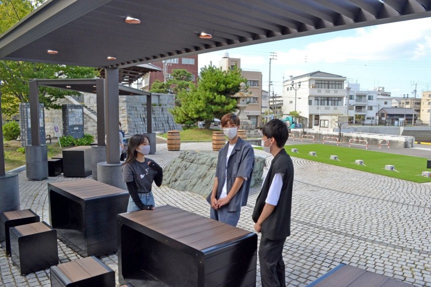 みなと公園と市道を生かして整備した「パークレット」＝香川県丸亀市福島町