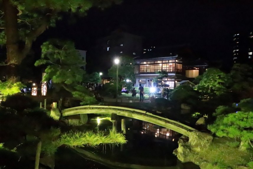 観月会でライトアップされた香風園＝香川県坂出市本町