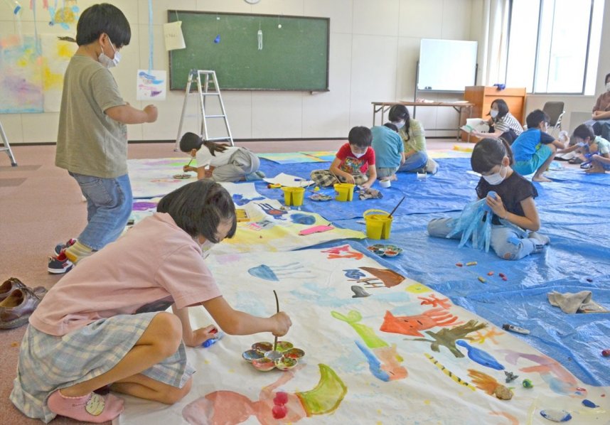 ワークショップで作品制作に取り組む子どもたち＝丸亀市大手町、市生涯学習センター